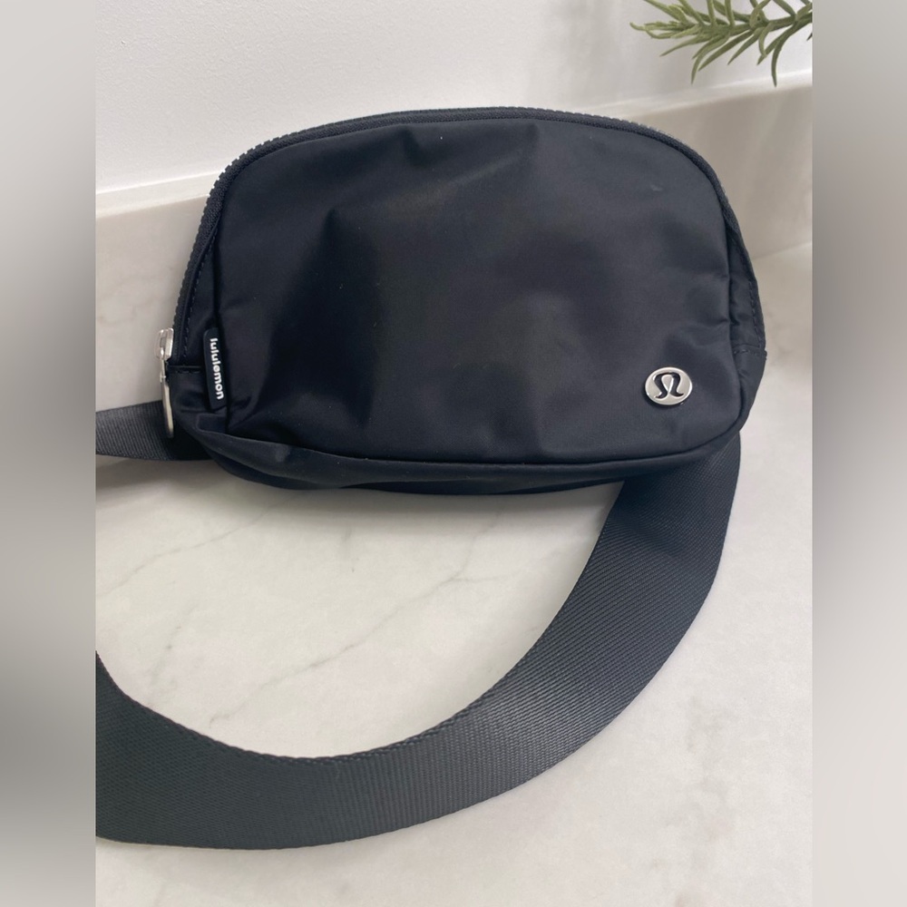 Lululemon Everywhere Crossbody